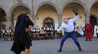 La tradizione medievale a piazza del Plebiscito. Il sindaco Arena scende in campo