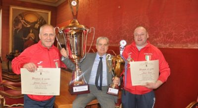 IL SINDACO ARENA CONSEGNA ATTESTATO DI MERITO AD ALESSIO ROSSI E DANILO LUCARINI, SUL PODIO PER IL CAMPIONATO MONDIALE DI PIZZA