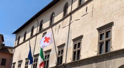 CROCE ROSSA IN FESTA, ESPOSTA BANDIERA A PALAZZO DEI PRIORI