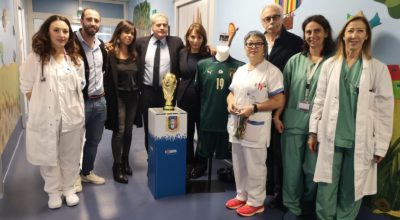 UN SECOLO D’AZZURRO, LA COPPA DEL MONDO E LE MAGLIE DI BONUCCI E VERRATTI AL REPARTO DI PEDIATRIA A BELCOLLE