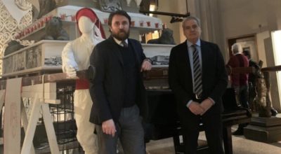 CON STRAORDINARIO TRASPORTO, IL SINDACO ARENA E L’ASSESSORE DE CAROLIS A MILANO PER L’INAUGURAZIONE DELLA MOSTRA ALLO STUDIO MUSEO MESSINA