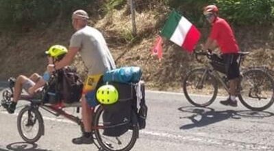 Via Francigena: pedalando verso Roma in tandem, passando da Viterbo. Roberto e Riccardo questo pomeriggio a piazza del Plebiscito