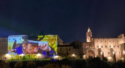 Viterbo saluta Gigi Proietti. Fino a domani sera l’immagine del Maresciallo Rocca sulla facciata del vecchio ospedale