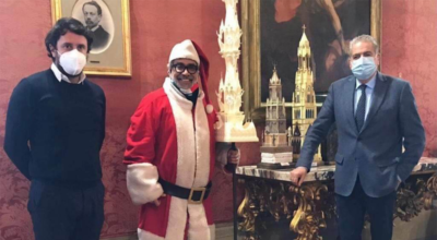 Guillermo Mariotto a palazzo dei Priori vestito da Babbo Natale