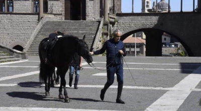 Andrea Bocelli a Viterbo. Stamattina le riprese nel quartiere medievale e l’incontro con il sindaco Arena e l’assessore Mancini