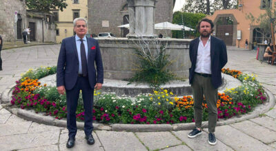 Allestimento floreale per la fontana di Piazza Gesù. Il Sindaco Arena e l’Assessore De Carolis: “Gesto simbolico, in omaggio a Viterbo in Fiore, annullata per il covid”