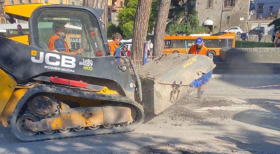 Piazza Martiri d’Ungheria, lavori in corso per la sistemazione delle radici dei pini