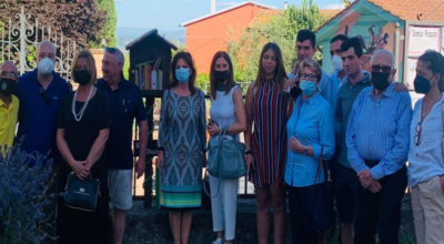 Il primo book crossing a Sant’angelo di Roccalvecce, familiari e amici di Paolo Menghi donano libri per bambini con le fiabe dei murales realizzati lungo le vie