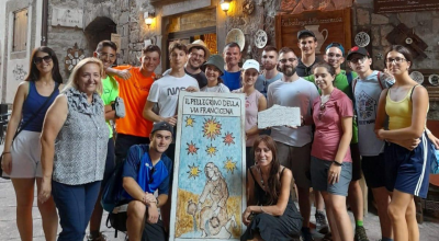 I giovani delle parrocchie di Lendinara e Rovigo in cammino sulla via Francigena. L’incontro con il consigliere comunale delegato Alessandra Croci