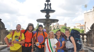 Via Francigena, da Canterbury a Leuca per una raccolta fondi Free Wheels, Fede e Nico accolti dalla consigliera Croci nel cortile di Palazzo dei Priori